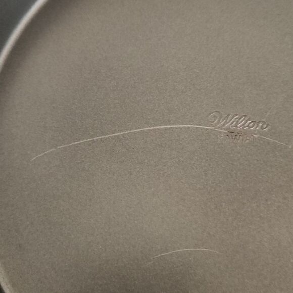 Wilton 9" Cake Pan Non Stick Set of 2 - Picture 8 of 12